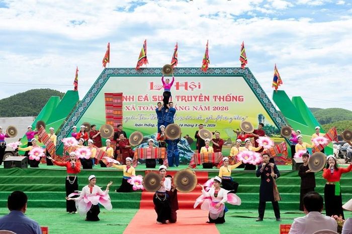 Lễ hội là nét sinh hoạt văn hóa dân gian độc đáo gắn với đời sống lúa nước của người Mường