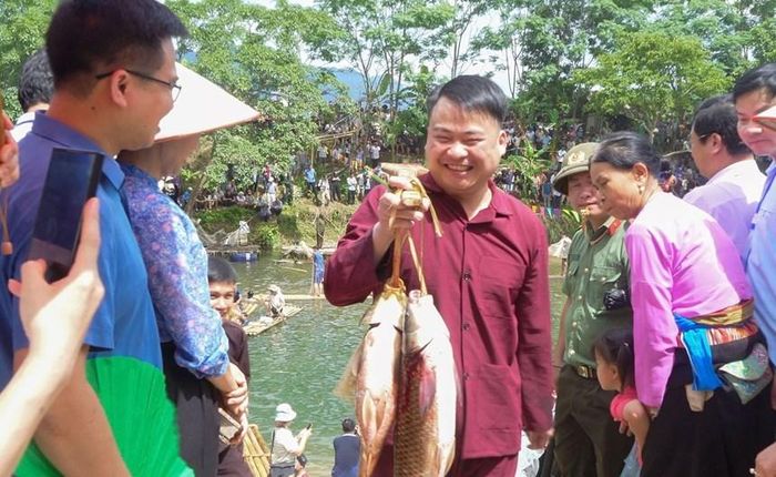 Điểm nhấn là màn đánh cá tập thể sôi nổi trong tiếng reo hò náo nhiệt hai bên bờ suối