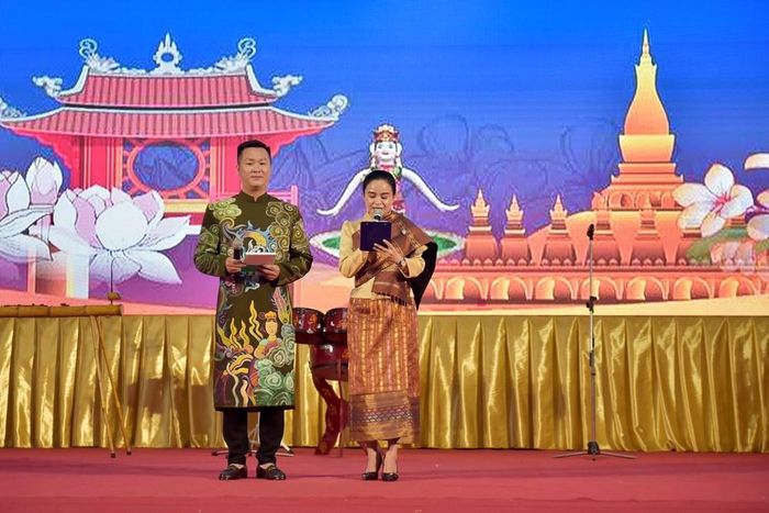 MC song ngữ Lào - Việt tuyên bố lí do, giới thiệu đại biểu trước khi chương trình biểu diễn múa rối cạn bắt đầu