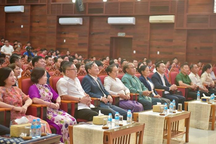Bà Daovone Xaysouliane, Phó Bí thư Tỉnh ủy, Chủ tịch UBND tỉnh Savannakhet (thứ năm từ trái sang) và ông Nguyễn Minh Tâm, Đại sứ đặc mệnh toàn quyền nước CHXHCN Việt Nam tại nước CHDCND Lào (thứ tư từ trái sang) đến dự chương trình