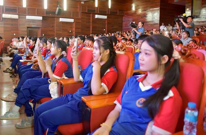 Khán giả trẻ tại Lào thích thú ghi hình tiết mục biểu diễn