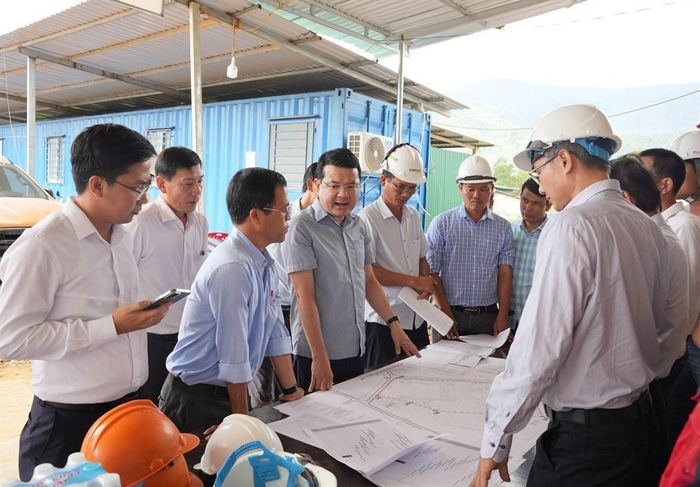 Ông Hoàng Hải Minh, Phó Chủ tịch Thường trực UBND TP. Huế kiểm tra tiến độ trường học liên cấp tại xã A Lưới 3 và xã A Lưới 4 trong ngày 15.5. Ảnh: NM