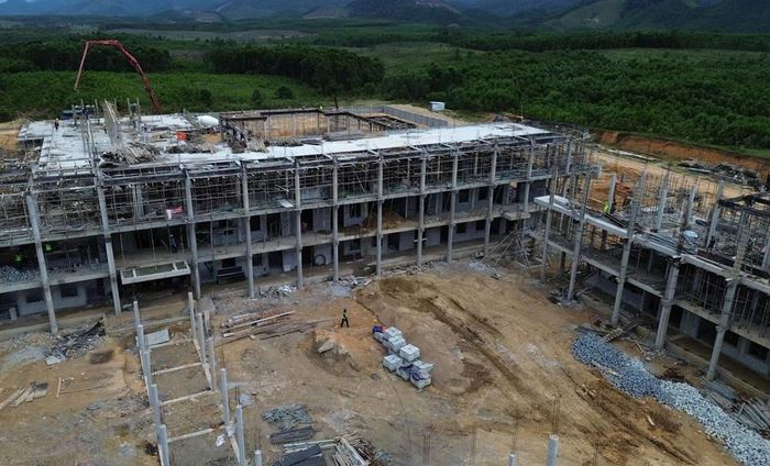 Đẩy nhanh thi công trường học nội trú liên cấp ở vùng núi A Lưới. Ảnh: VT