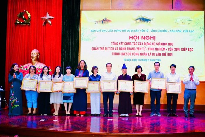 Thứ trưởng Bộ VHTTDL Hoàng Đạo Cương và Phó Chủ tịch UBND tỉnh Quảng Ninh Nguyễn Thị Hạnh trao Bằng khen của Chủ tịch UBND tỉnh Quảng Ninh tặng các tập thể, cá nhân tham gia xây dựng hồ sơ di sản Yên Tử - Vĩnh Nghiêm - Côn Sơn, Kiếp Bạc