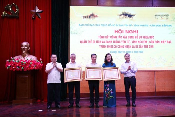Thừa ủy quyền của Thủ tướng Chính phủ, Thứ trưởng Thường trực Bộ Ngoại giao Nguyễn Minh Vũ và Bí thư Tỉnh ủy Quảng Ninh Quản Minh Cường trao Bằng khen của Thủ tướng Chính phủ tặng các cá nhân có thành tích xuất sắc