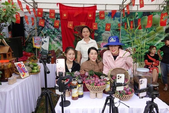 Các phiên livestream bán mận hậu trên các nền tảng số được thực hiện ngay tại Ngày hội