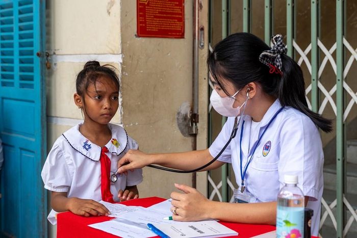 Đông đảo trẻ em có hoàn cảnh khó khăn tại phường Ba Ngòi được khám bệnh, phát thuốc miễn phí