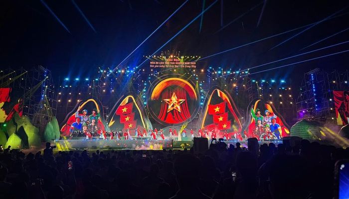 Sân khấu đỏ rực trong màn trình diễn của nữ ca sĩ Dương Hoàng Yến - nơi tinh thần yêu nước được truyền tải bằng ngôn ngữ âm nhạc gần gũi với khán giả