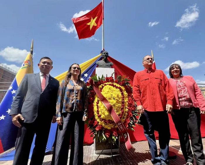  Đại sứ Vũ Trung Mỹ và các đại biểu Venezuela tham dự buổi lễ chụp ảnh kỷ niệm. (Ảnh do Đại sứ quán Việt Nam tại Venezuela cung cấp) 