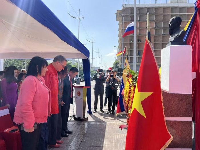  Các đại biểu đặt vòng hoa tại tượng đài Chủ tịch Hồ Chí Minh. (Ảnh do Đại sứ quán Việt Nam tại Venezuela cung cấp) 