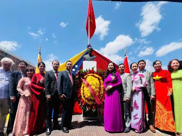 Cán bộ Đại sứ quán tham dự Lễ đặt vòng hoa kỷ niệm 136 năm Ngày sinh Chủ tịch Hồ Chí Minh chụp ảnh kỷ niệm. (Ảnh do Đại sứ quán Việt Nam tại Venezuela cung cấp)