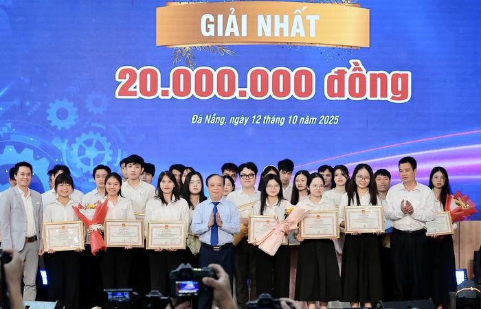 Trao giải thưởng cho sinh viên nghiên cứu khoa học. Ảnh minh họa: TTXVN