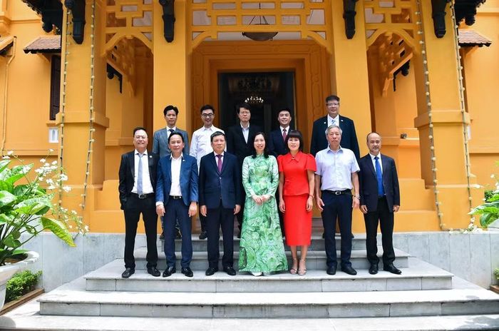 Thứ trưởng Ngoại giao Lê Thị Thu Hằng và các đại biểu tham dự buổi gặp chụp ảnh kỷ niệm.