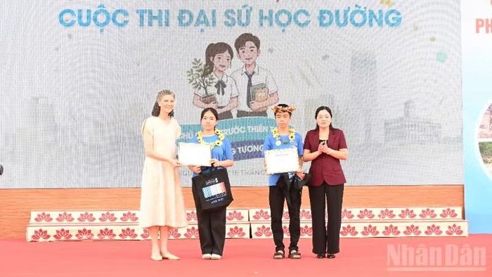 Ban Tổ chức đã trao giải Nhất và giải Nhì Cuộc thi “Đại sứ học đường: Chủ động trước thiên tai, bền vững tương lai”.