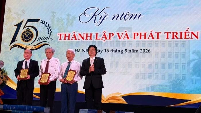 Vinh danh các nhà giáo, nhà nghiên cứu có công sáng lập Khoa Triết học.
