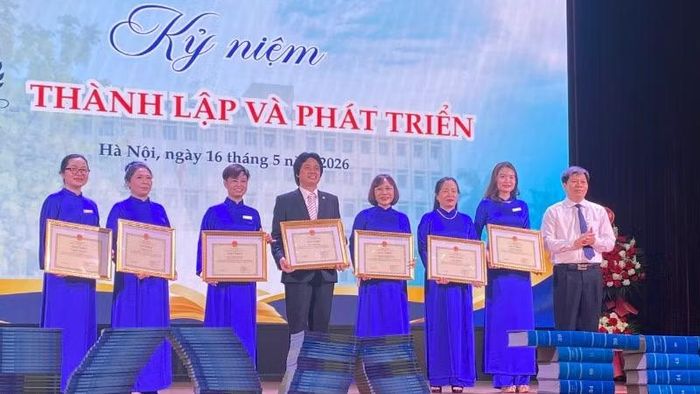 Đại diện Nhà trường trao tặng Giấy khen cho cá nhân, tập thể có nhiều đóng góp 15 năm qua.