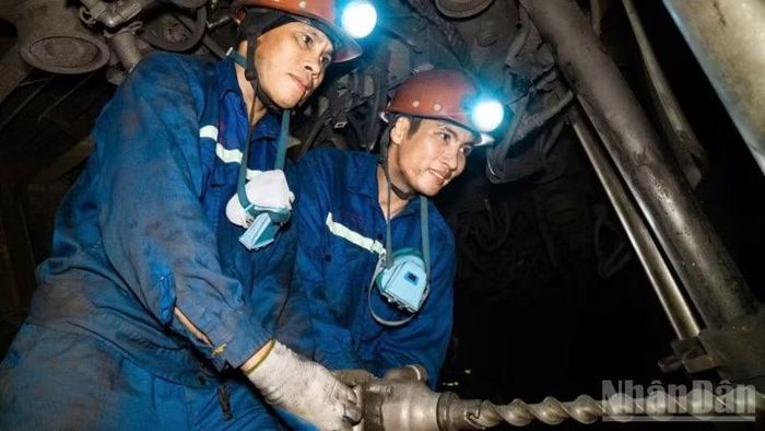Công nhân Công ty Than Thống Nhất phấn đấu khai thác hơn 1 triệu tấn trong 6 tháng đầu năm.