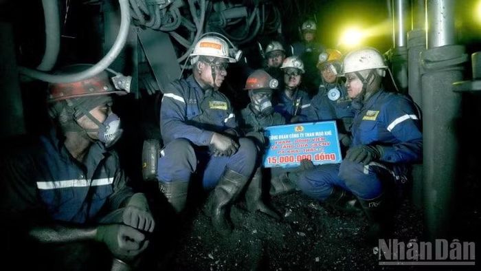 Lãnh đạo Công ty Than Mạo Khê động viên công nhân trong ca sản xuất.