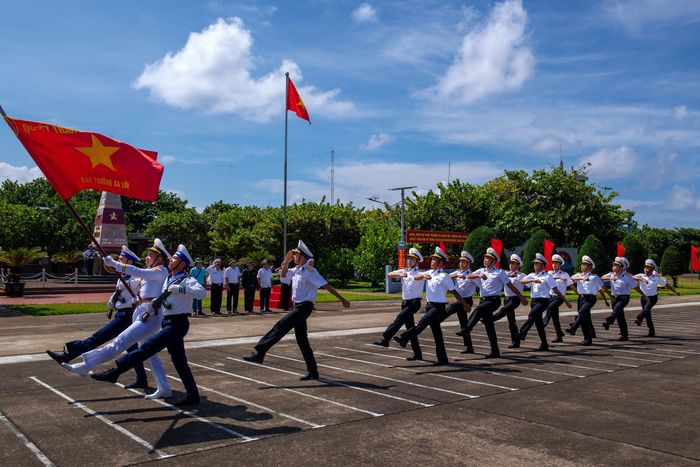 Tiến bước dưới quân kỳ