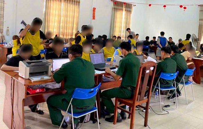 Công an TPHCM tiếp nhận 18 công dân bị trục xuất