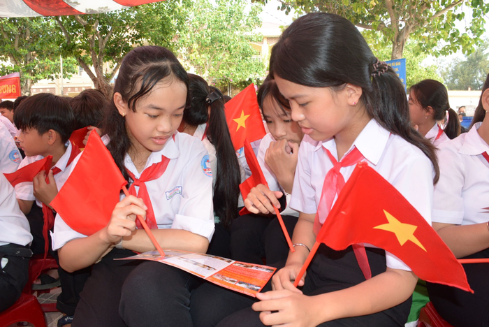 Học sinh Đặc khu Lý Sơn, tỉnh Quảng Ngãi tìm hiểu thông tin về chủ quyền biển, đảo Việt Nam. Ảnh: HỒNG SÁNG 