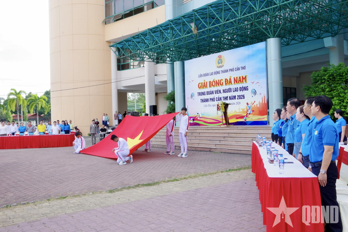 Nghi thức chào cờ tại lễ khai mạc.