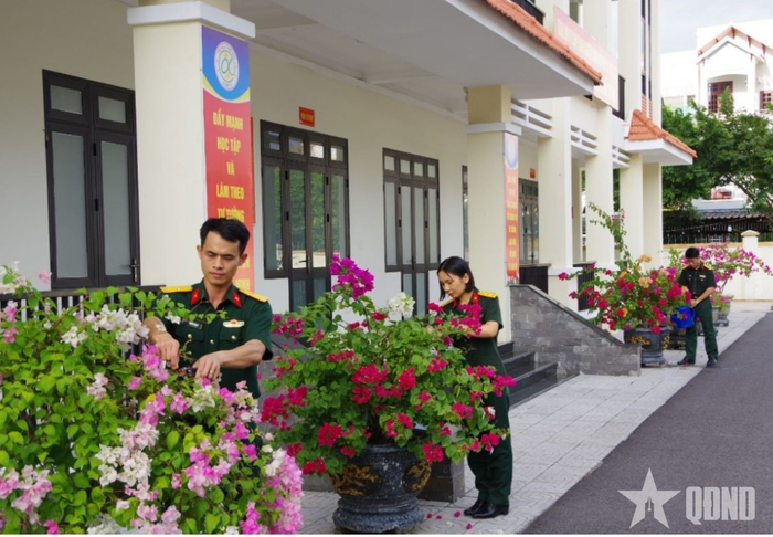  Cán bộ, nhân viên Cụm 31 tổ chức chăm sóc cảnh quan môi trường. 