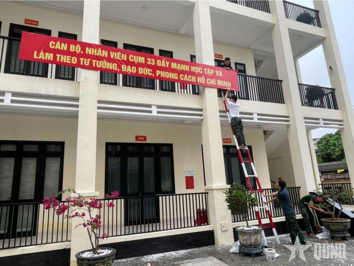  Cán bộ, nhân viên Cụm 33 tổ chức củng cố khu vực khu làm việc của đơn vị. 