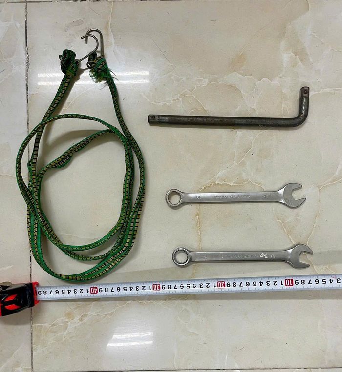 Đối tượng Huỳnh Công Trọng cùng phương tiện và dụng cụ gây án.