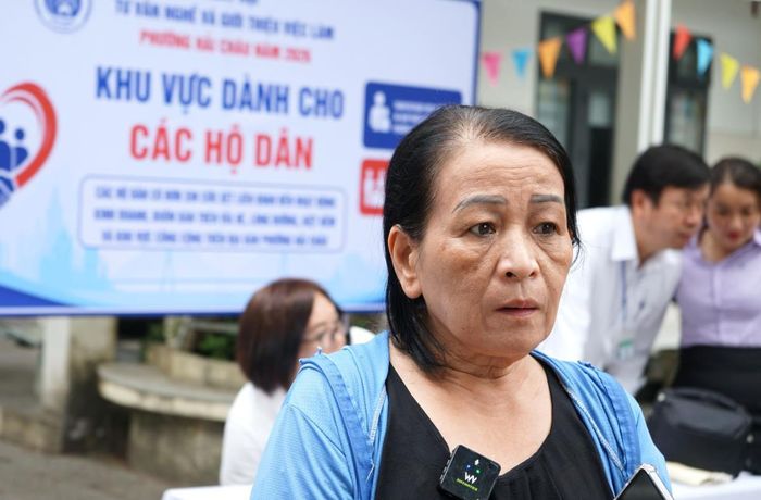 Lao động bị ảnh hưởng sinh kế bởi việc sắp xếp trật tự vỉa hè tham gia ngày hội để tìm việc làm phù hợp.