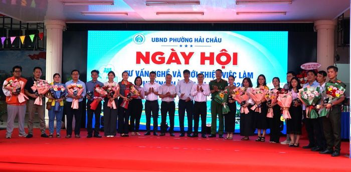 Ban tổ chức tặng hoa các đơn vị tham gia Ngày hội Tư vấn và giới thiệu việc làm phường Hải Châu năm 2026.