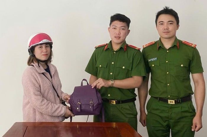 Hạ sĩ Trần Nhật Minh (đứng giữa) trao lại tài sản cho chị Quyên.