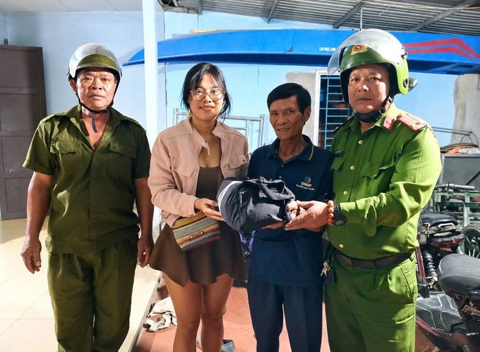 Ông Tới và Công an phường Điện Bàn trao trả tài sản cho chị Thương.