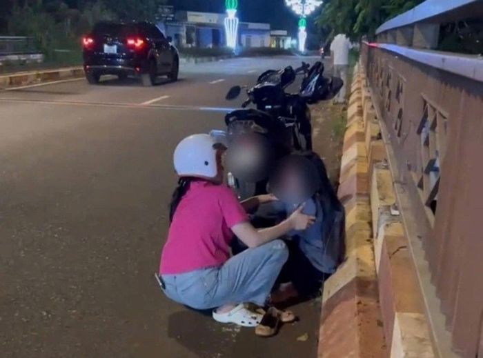 Thiếu tá Êban động viên người phụ nữ có ý định tiêu cực.