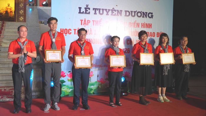  Đồng chí Nguyễn Khoa Hải trao Bằng khen vinh danh các tập thể, cá nhân điển hình tiêu biểu trong học tập và làm theo tư tưởng, đạo đức, phong cách Hồ Chí Minh năm 2026. Ảnh: VIỆT NGA 