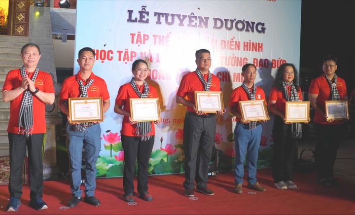 Đồng chí Dương Anh Đức trao Bằng khen vinh danh các tập thể, cá nhân điển hình tiêu biểu trong học tập và làm theo tư tưởng, đạo đức, phong cách Hồ Chí Minh năm 2026. Ảnh: VIỆT NGA 
