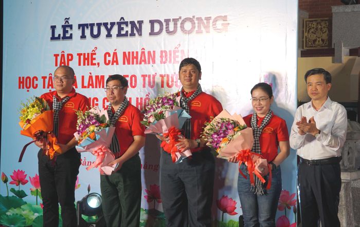  Trao hoa cho các tập thể, cá nhân tiêu biểu được bình chọn nhận Bằng khen của Chủ tịch UBND TPHCM. Ảnh: VIỆT NGA 