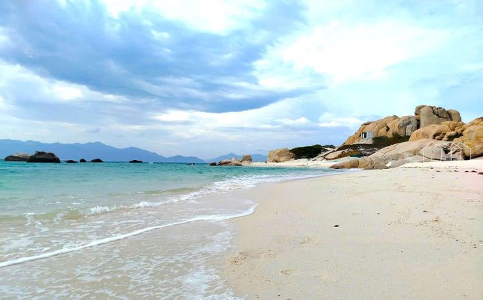  Biển trong xanh như pha lê. Ảnh: TIẾN THẮNG 