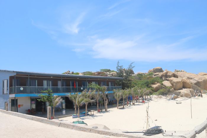  Nơi phục vụ ăn uống và lưu trú cho du khách nếu phải ở lại qua đêm trên đảo do thời tiết xấu. Ảnh: TIẾN THẮNG 