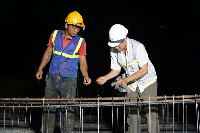  Công nhân chăm chỉ làm việc trong đêm 