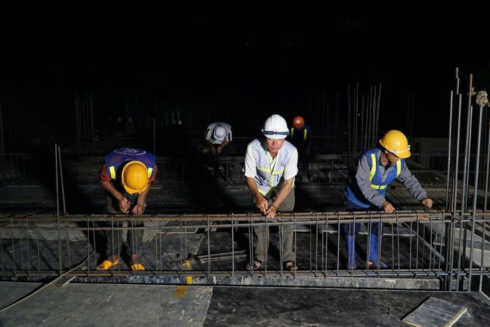  Công nhân thi công Trường Phổ thông nội trú liên cấp TH - THCS Sa Loong 