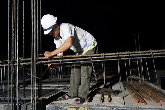  Công nhân làm sắt để đổ bê tông 