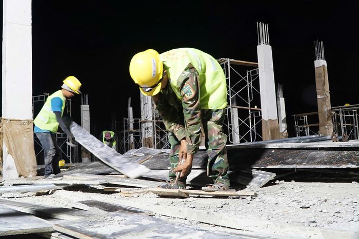  Tháo ván vừa đổ trụ bê tông 