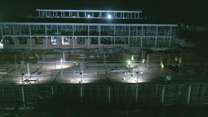  Công nhân chia tốp làm việc 