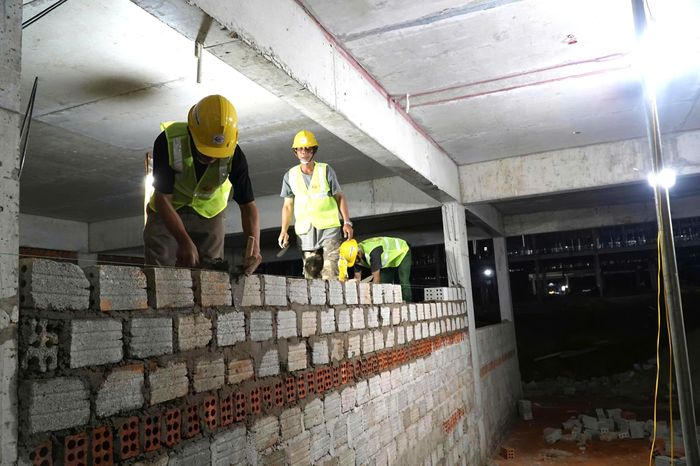  Những bức tường được xây trong đêm 