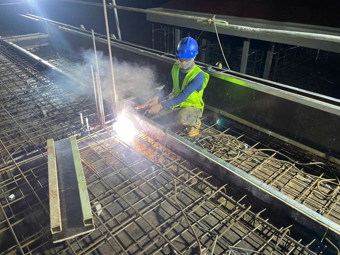  Công nhân Công ty TNHH Đầu tư xây dựng Dacinco thi công trường nội trú tại Gia Lai 