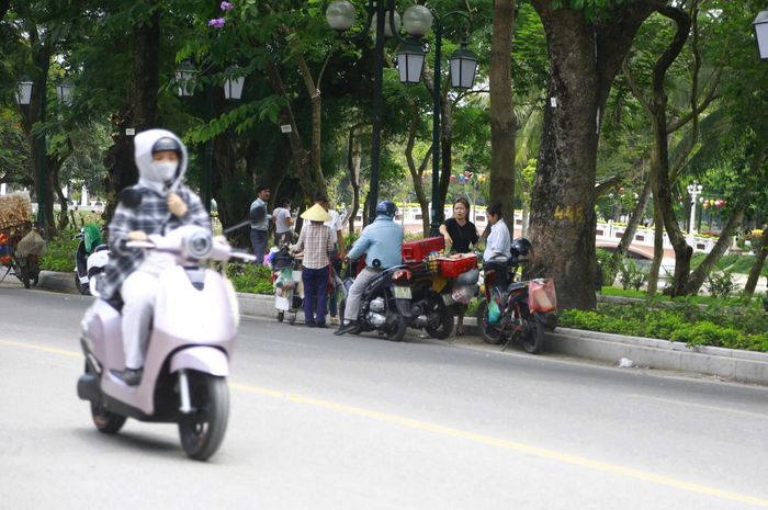  Hàng nước lưu động trên xe máy tại đường Lê Duẩn, phường Hai Bà Trưng, ngày 14-5. Ảnh: HÀ NGUYỄN 
