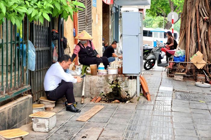  Quán nước vỉa hè dùng bìa carton, kê gạch gây mất mỹ quan đô thị. Ảnh: HÀ NGUYỄN 