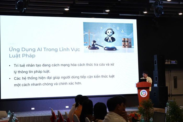  PGS TS Nguyễn Đình Hiển, Trường Đại học Công nghệ Thông tin (Đại học Quốc gia TPHCM) trình bày tham luận. Ảnh: CẨM NƯƠNG 