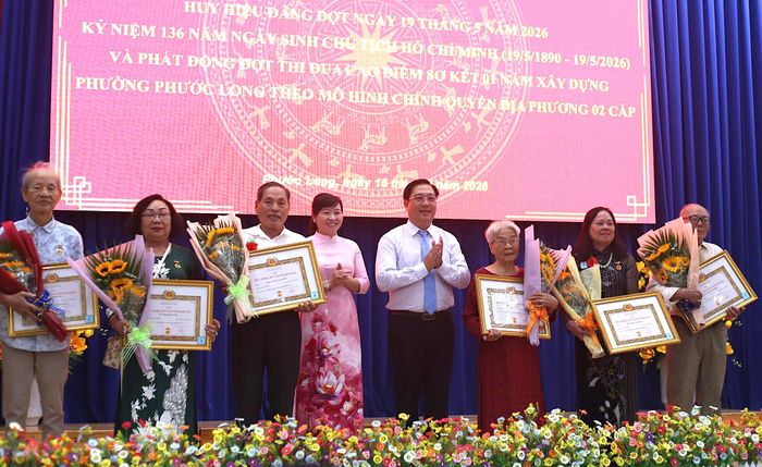  Lãnh đạo phường Phước Long chúc mừng các đảng viên nhận Huy hiệu Đảng đợt ngày 19-5 